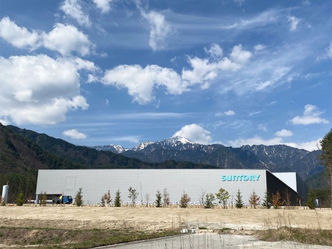 「サントリー天然水 北アルプス信濃の森工場」は南アルプス（山梨県）、阿蘇（熊本県）、奥大山（鳥取県）に続く第4の水源となる北アルプスの生産拠点として21年5月に生産を開始