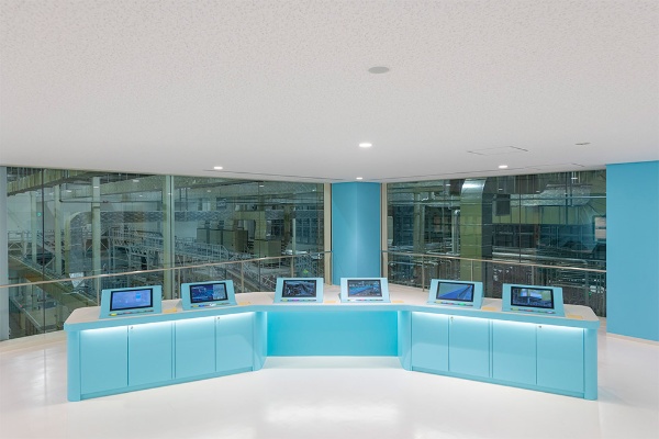 サントリー天然水新工場に ブランド体験施設 見学超える新発想 日経クロストレンド サントリー天然水新工場に ブランド体験施設 見学超える新発想 日経クロストレンド