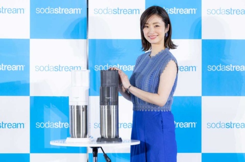 2022年4月15日から販売開始となったソーダストリームの炭酸水メーカー「DUO（デュオ）」2万7500円（税込み）。発表会には女優の上戸彩が登壇した