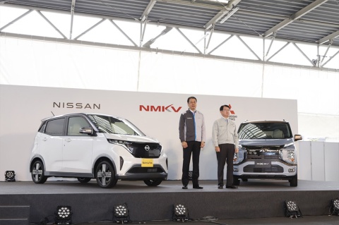 日産自動車と三菱自動車工業、両社の合弁会社であるNMKVによる、新型「軽電気自動車」のオフライン式も22年5月20日に生産工場である三菱自動車の水島製作所で行われた