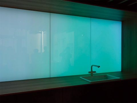 空気の動きをセンシングしてディスプレーの色が変化する仕組み