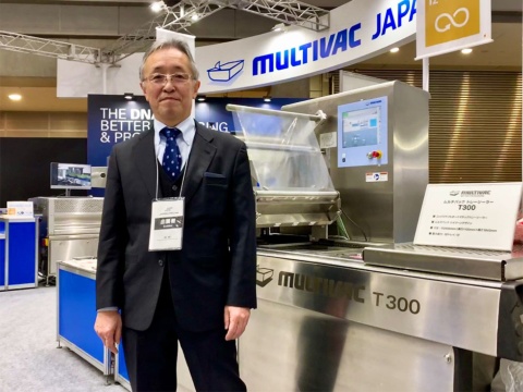 2022年2月、東京ビッグサイトの「JAPAN PACK」でスキンパック技術を説明する秦哲志・東京食品機械会長