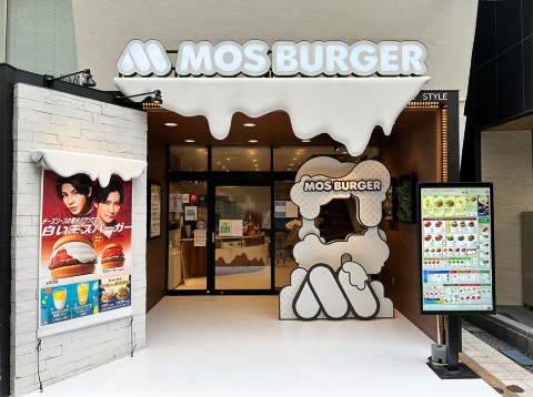 2022年7月12日に登場した「白モス 恵比寿東店」(東京都渋谷区恵比寿1丁目10-7)。モスカラーの緑色の看板が白に変わり、雪を思わせる白い装飾があしらわれている。右にあるのはフォトスポット(画像提供/モスバーガー)