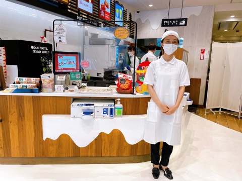 「商品だけでなく店舗からも“革新”を感じてもらいたい」と、店内や制服も白色にチェンジ
