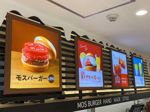 店内メニュー掲示の上にも新商品「白いモスバーガー」の白いチーズソースが溶け出したようなデザインを施している(画像提供/モスバーガー)