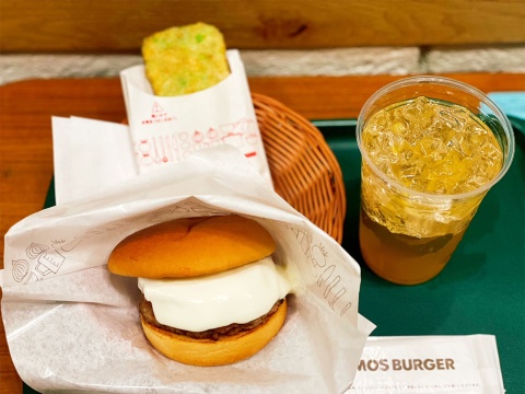 「夏トクセット」(790円)は、「白いモスバーガー」(470円)、「枝豆コーンフライ」(270円)、セットドリンクの3点セットで、最大260円の割引となる