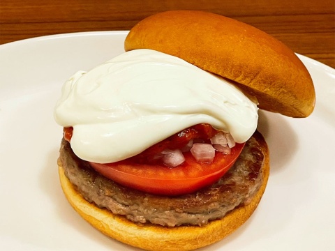 「白いモスバーガー」の白いソースは、4種類のチーズを使用していると聞いて濃厚な味をイメージしていたが、ヨーグルトの隠し味がきいて意外にさっぱりしていて軽く、夏向けの味わい