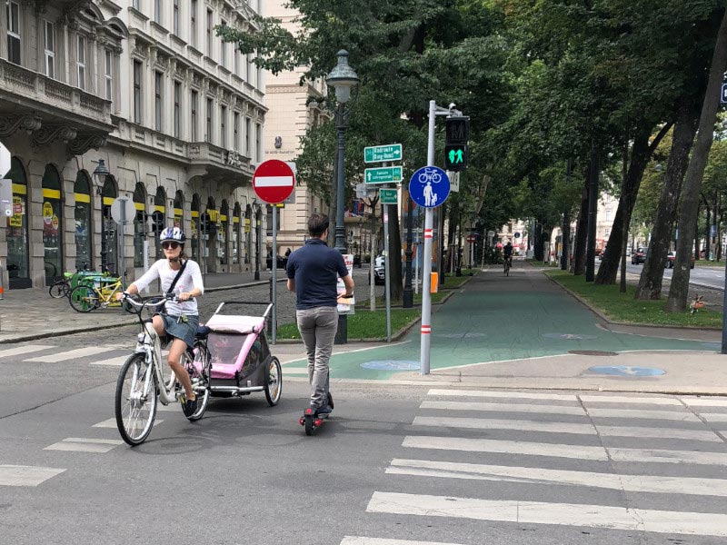 電動シェアリングサービスの普及が進むオーストリア・ウィーン。走行できる場所は自転車と同じ区分。歩道の走行は禁止で制限速度は時速25キロメートルとなっている（2019年時点）