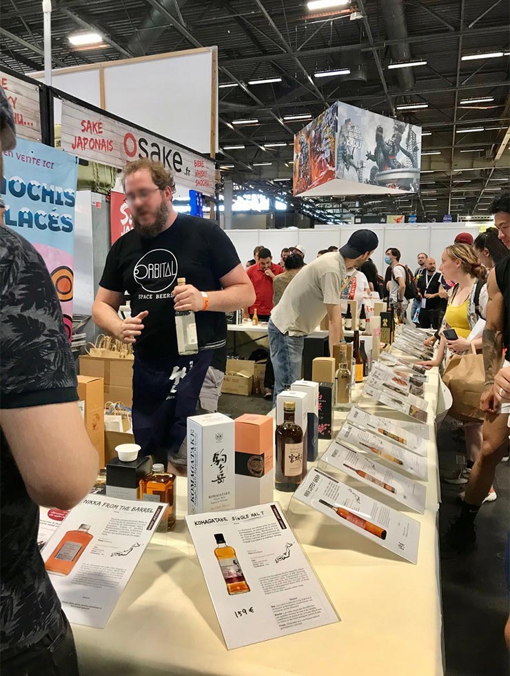 お酒を販売するブースも人気だ