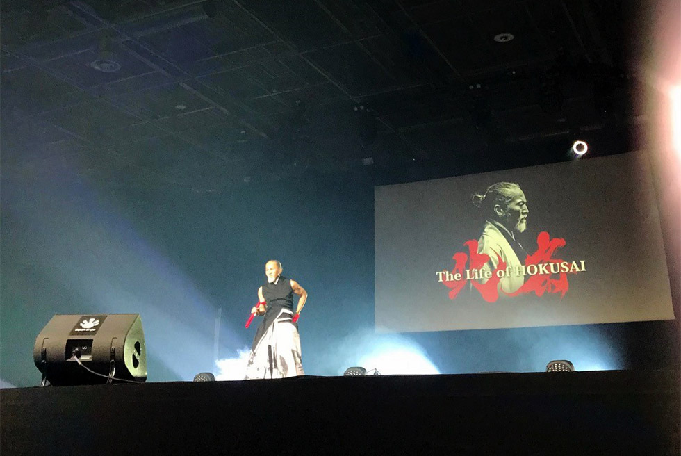 パフォーマンスをするサカクラ氏。サカクラ氏は2016年TEDxTokyoにスピーカーとしても壇上し、日本のカッコ良さ、素晴らしさを日本人に伝えた