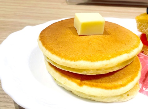 「アレンジいろいろホットケーキミックス」で作ったホットケーキ（卵・牛乳使用）