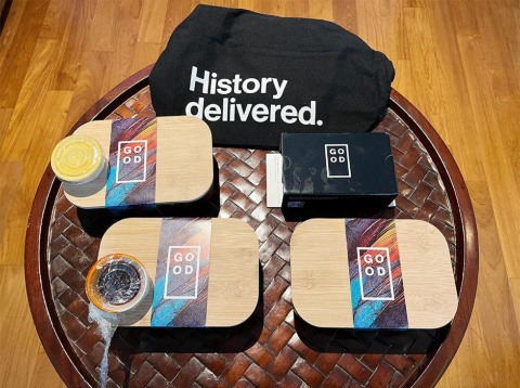 「History delivered.」と大きく書かれた専用の袋で料理が届けられた（写真提供／外村仁氏）