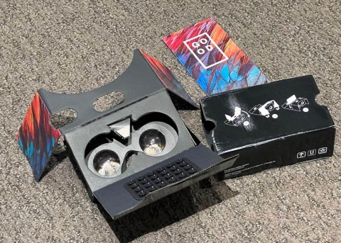 料理と一緒に届けられた紙製のVRゴーグル(写真提供/外村仁氏)