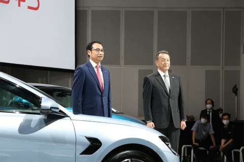 発表会にはBYDの日本法人であるBYDジャパン劉学亮社長（写真左）と、BYD車の日本での販売と関連サービスを提供する子会社BYDオートジャパンの東福寺厚樹社長（同右）が登壇