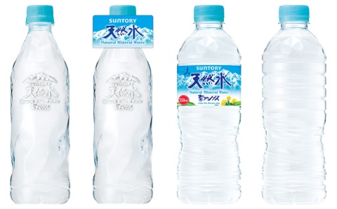 左からサントリー天然水ラベルレス「氷雪ピュアボトル」。コンビニエンスストアでは、食品表示を記した首掛けのポップを付けて販売している。通常品のサントリー天然水。通常品のラベルを取った状態。サントリー天然水ラベルレスとして、2021年10月からECを中心に販売していた（画像提供／サントリー食品インターナショナル）