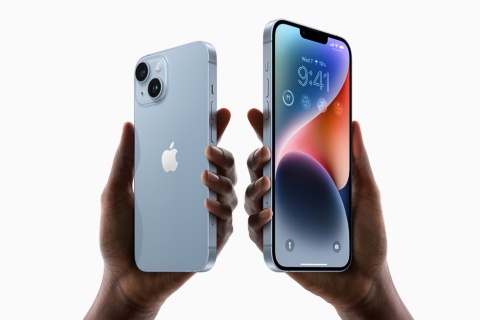 6.1型の「iPhone 14」（左）と6.7型の「iPhone 14 Plus」（右）
