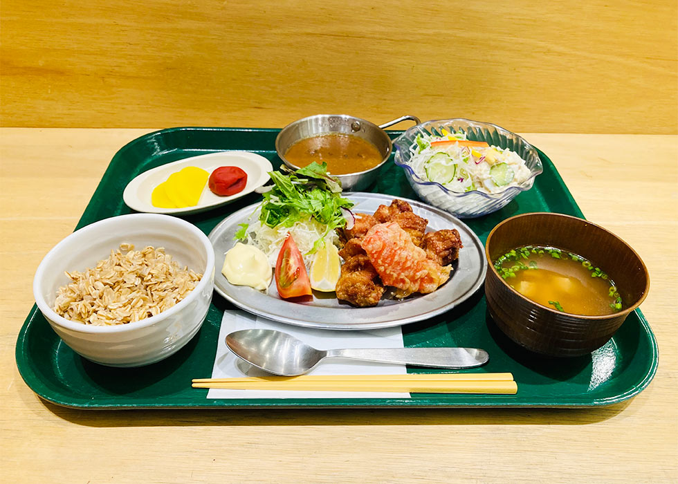 吉本興業東京本部の社員食堂「Munch Lunch（マンチ ランチ）」では、定食で「粒感しっかり オートミールごはん」も選択可能。実施期間は10月3日～31日の月・水・金、12～16時（画像提供／日本ケロッグ）
