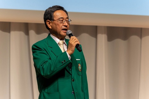 ピップの松浦由治社長。ピップの調べでは、肩こりで仕事に支障をきたしたことがある人は7割以上。決定的な対処法が見つけられていない傾向もあるという