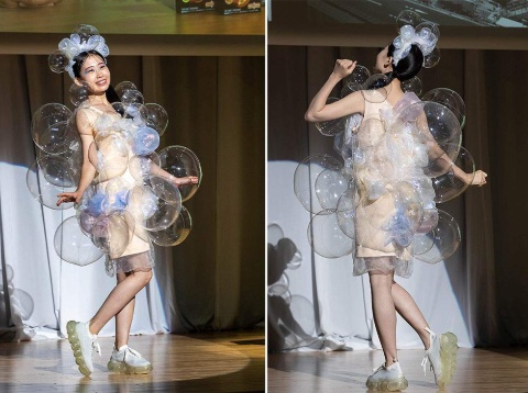 作品名:シャボン玉 (デザイナー:Choi、モデル:穂 木の香) 宙に浮かぶシャボン玉は肩に負担をかけないのではと考案。頭にもシャボン玉をつけたことで軽くなる気分を感じてほしいとのこと