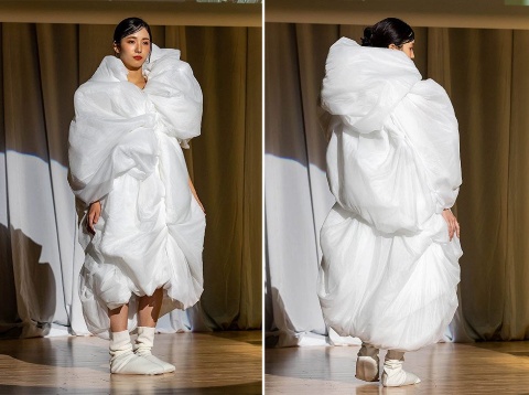 作品名:Comfortable Bed (デザイナー:Lee Han Yi、モデル:AKB48 Team4/Team8兼任 下尾みう) ベッドの中で布団に包まれているような感覚を抱いてもらえるように、ふわふわの綿をふんだんに使った作品。着用した下尾さんは「完成度が高すぎて驚いた。小さいころ布団がクルマになってそのまま移動できないかという夢を見ていた。これが服として実現している気がした。とても軽くて温かいので、今の季節にぴったりでは」などと語った