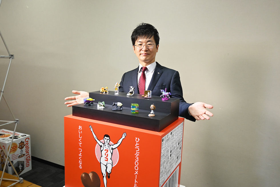 グリコのおもちゃを「映像研」大童澄瞳らが製作 100周年の節目に：日経