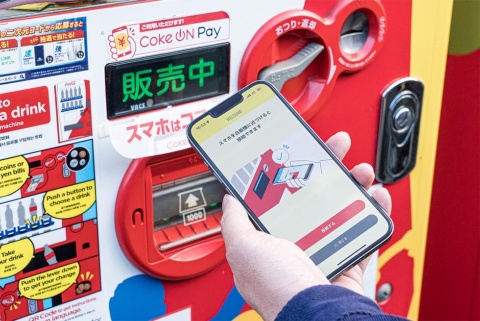 Coke ON Payに対応した自販機なら、スマートフォンがあれば現金がなくても商品を購入できる