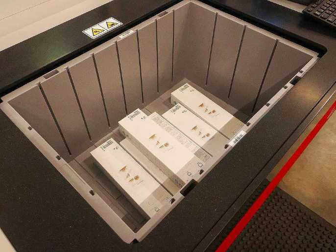 作業台まで商品が運ばれてきたときの様子 日経クロストレンド 作業台まで商品が運ばれてきたときの様子 日経クロストレンド