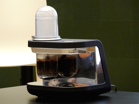 水はすぐに温められて蒸気になり、下に降りて蒸らしが始まる。次にお湯が降りてきて浸漬が行われる