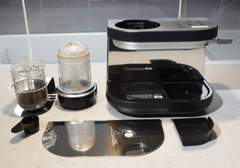 ヒーターなどが入っている台座、水やコーヒー粉を入れるシリンダー、フィルターなどで構成されている。シリンダーのパーツは食器洗い乾燥機に対応している