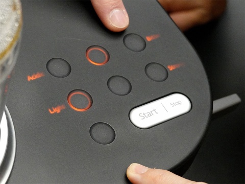 温度をコントロールする「Acidic」から「Bitter」までの風味選択キーと、撹拌をコントロールする「Light」から「Strong」までの濃さ選択キーの組みあわせで9種類の味が出せる。その下にあるキーはDual Tempでつくるときに押す