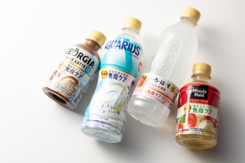 今回日本コカ・コーラが発売する4商品。左から、砂糖を使わず北海道生クリームを使用したクリーミーなカフェラテの「ジョージア プラズマ乳酸菌 免疫ケア」、カロリーひかえめのヨーグルトフレーバー「アクエリアス プラズマ乳酸菌 免疫ケア」、りんごフレーバーの「い・ろ・は・すプラズマ乳酸菌 免疫ケア」、すっきりとしたりんごの味わいが楽しめる「ミニッツメイド プラズマ乳酸菌 免疫ケア」