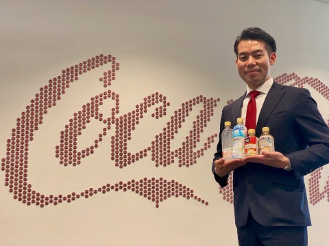 日本コカ・コーラのマーケティング本部ニュートリション・カテゴリー事業本部長の向江一将氏。ニュートリションはグローバルで21年1月に誕生した新部門で、従来の果汁飲料ビジネスに加え、国内ではこれまでオーツミルク商品や、I-neとの合弁会社を通じてリラクゼーションドリンク「CHILL OUT」などを手掛けてきた