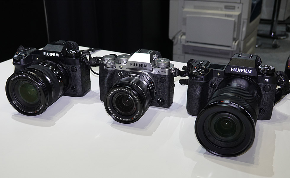 写真左から、APSCサイズセンサー搭載…:日経クロストレンド