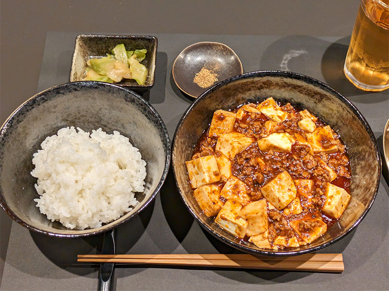 その麻婆豆腐専門店、実は「クックドゥ」　味の素、匿名出店の狙い