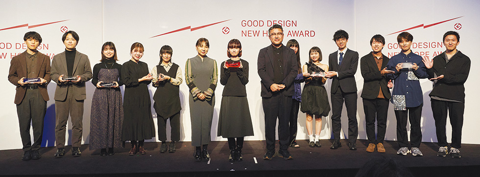 赤い最優秀賞記念トロフィーを手にする項氏。右は審査委員長の齋藤精一氏、左は審査副委員長の永山祐子氏。後列は優秀賞受賞者