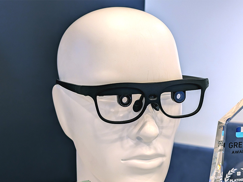 老眼にも効く！　ピントが自動で合う眼鏡、ヴィクシオン「ViXion01S」