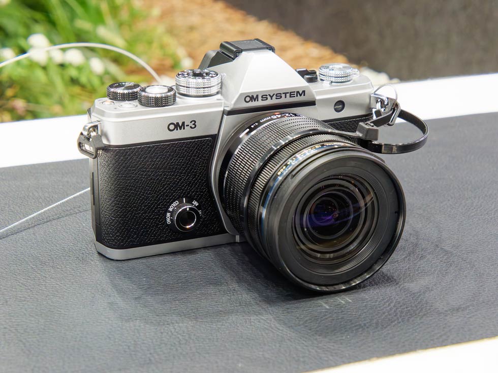 OM SYSTEM、最新ミラーレスはクラシカルデザインに充実機能を搭載