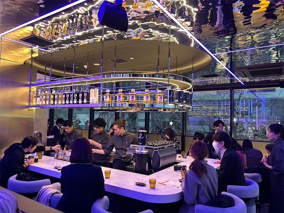 昼はカフェ、夜はバーの新型プロント 客単価3000円の居心地は？：日経 
