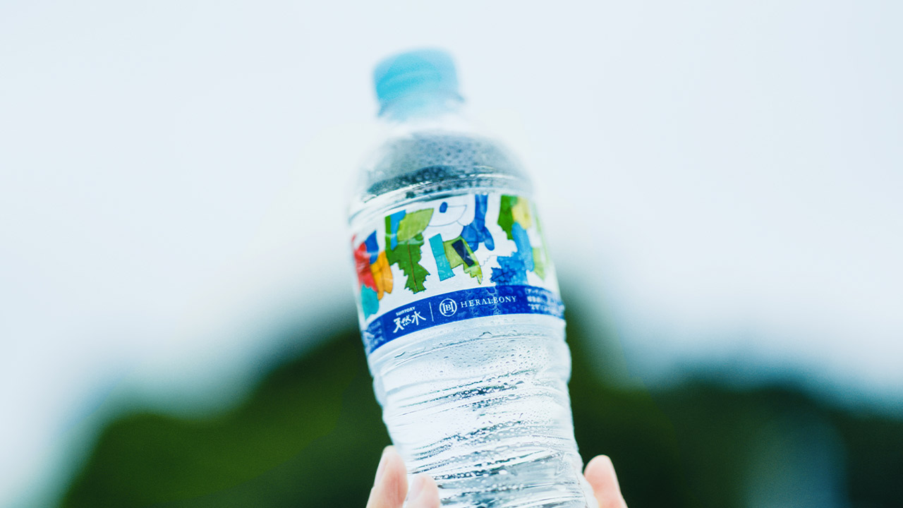 サントリー天然水が売り上げ2割増　ヘラルボニーはなぜ企業に選ばれる