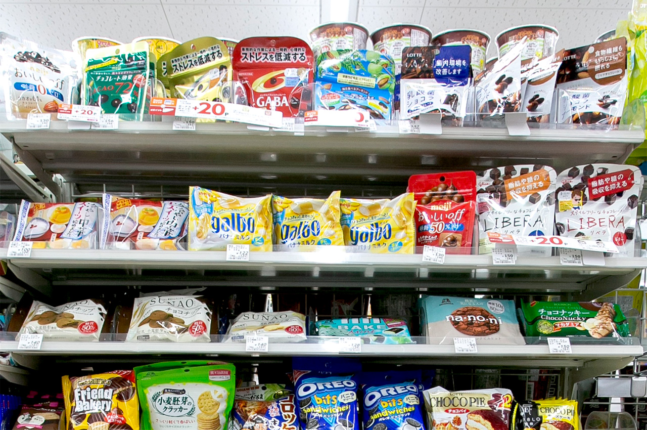 デザートケース上に並べる奇策で、常温菓子の売上が15％増加：日経