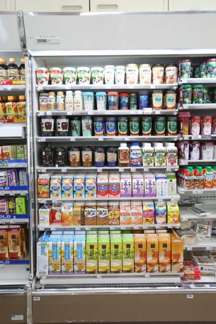 紙パック入り飲料の棚では、樹脂製のキャップ付き商品がじわり増えている