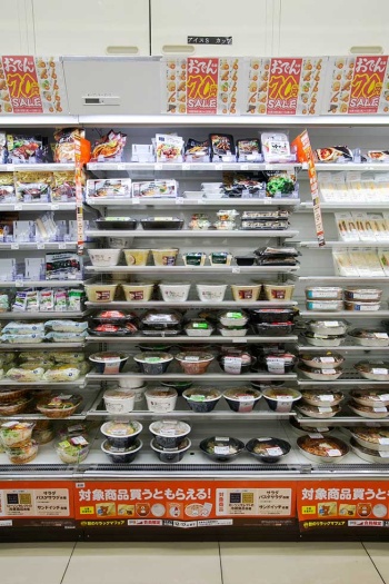 ただ温めるだけでなく、レンジで加熱することでおいしさがアップする惣菜が人気。野菜を多く取れる点も受けている理由の一つだ