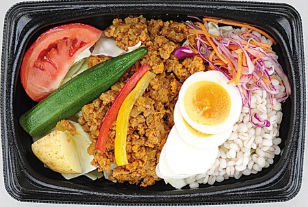 「キーマカレーホットサラダ」(税込み399円)。トッピングのもち麦とカレーソースで食べ応えがある、一食完結型の主食系サラダ