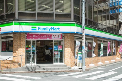 東池袋にある「サンシャイン60」内のファミリーマート本社に近く、大型スーパーや専門学校にも隣接。利用客はビジネスパーソンと学生が多い
