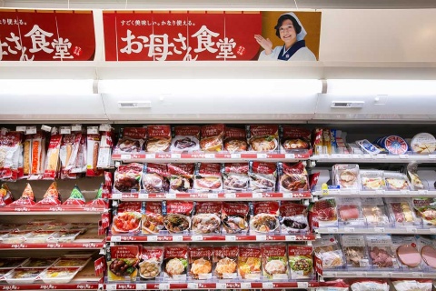 共働き世帯が増え、働く女性が仕事帰りにコンビニで惣菜を購入するケースが増加中