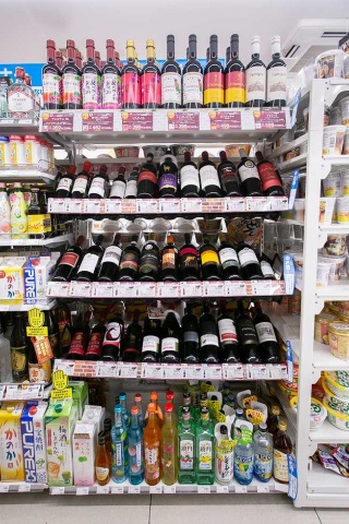 ワインの売り上げは昨年大きく伸長。「ペットボトル入り」「500円以下」の手軽さで新規ユーザー層を狙う