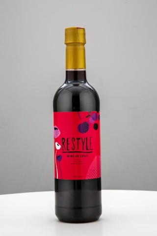 「リスタイル」（税込み429円）。ワインの輸入量1位のチリ産ワインは、コスパの良さからもコンビニワインの“入り口”に