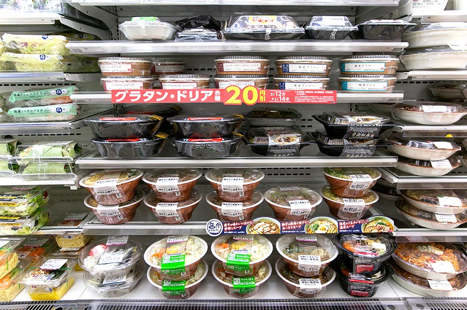 その日の気温に合わせて、麺類コーナーでは毎日商品の並びを変えている