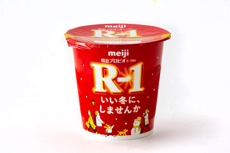 「明治プロビオヨーグルトR-1」（税込み139円）は1073R-1乳酸菌を配合。冬場は体調を気にして購入する人が多いという。通常タイプと低脂肪タイプの2種をローソンTOC大崎店では用意する