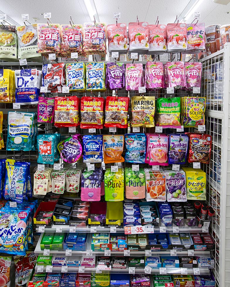 ボトル型のラムネが袋型となり駄菓子のイメージを脱却。グミやキャンディーと同じ菓子コーナーに並ぶ